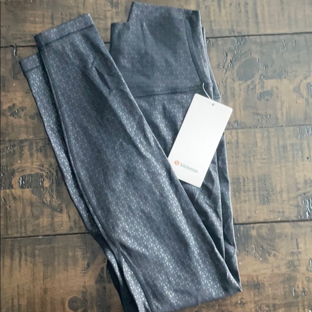 Lululemon Embossed Black HR Align 28’’